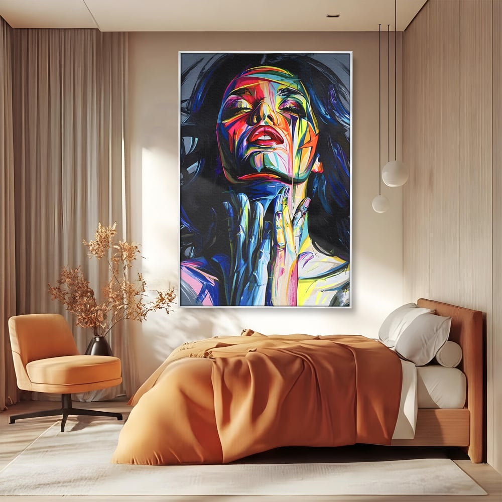Tablou canvas cu tablou canvas cu femeie stilizata, in rama de aluminiu argintiu, pe perete intr-un dormitor